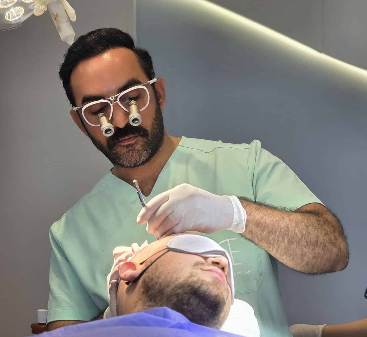 Dr Khalil El Cadhi, chirurgien greffe capillaire ISHRS à Djerba